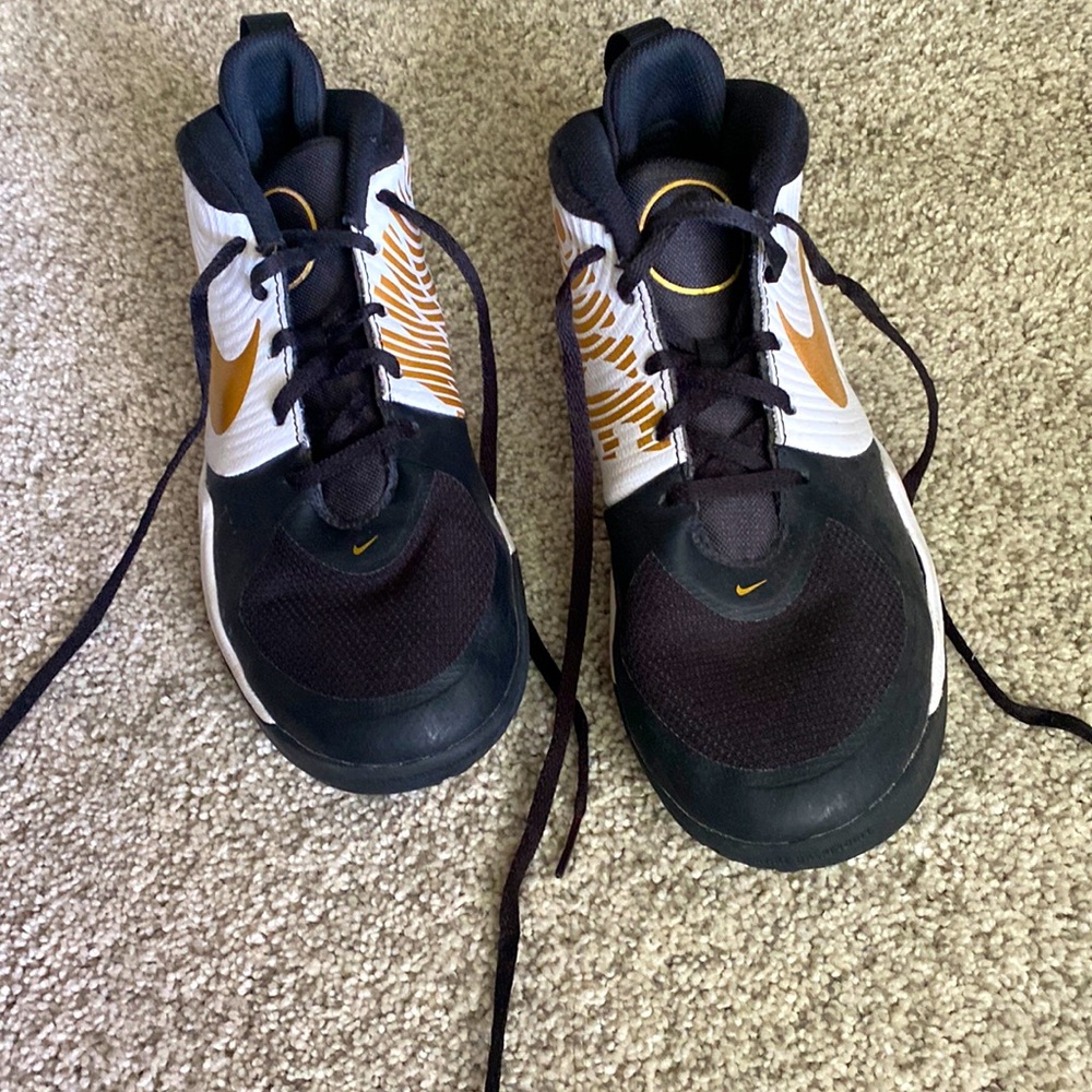NIKE BASKETBALL SHOES Y7 OR WOMENS 8.5/9
